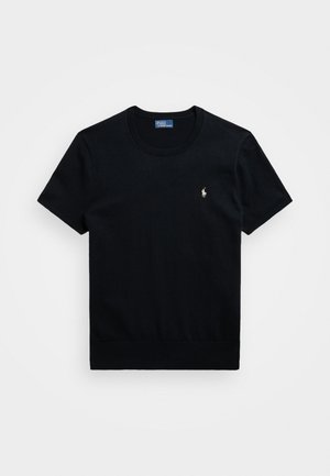 Černé tričko s krátkým rukávem vyrobené z bavlny, s kulatým výstřihem, elastickým lemem a malým vyšitým logem na levé hrudi.