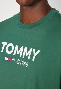 Tommy Jeans Camiseta estampada - green
