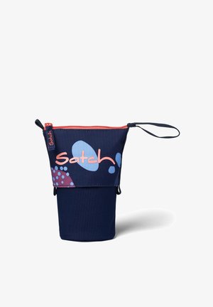 Marineblaues Satch Federmäppchen mit abstrakten blauen und violetten Formen, korallenrotem Reißverschluss und Handgelenkschlaufe.