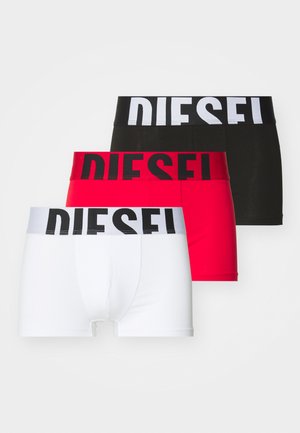 Tre par Diesel boxershorts i hvid, rød og sort. Hver med en kontrasterende mærkevare-bælte med fed skrift.