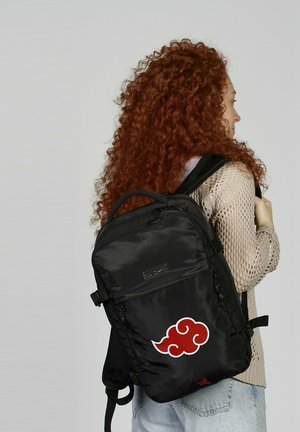 Zaino in nylon nero con un logo rosso a forma di nuvola ben visibile, spallacci regolabili e una texture liscia, adatto per uso quotidiano.