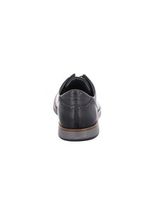 Zapato de cuero negro con forma redondeada, parte trasera texturizada y perforaciones decorativas. Costuras en contraste en marrón en la suela. Suela plana gris.