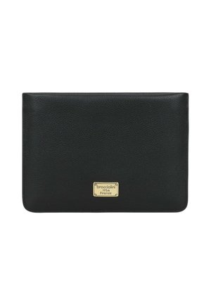 Clutch in pelle nera strutturata con angoli arrotondati e una piccola placca dorata con la scritta "braccialini 1954 firenze" centrata vicino al fondo.