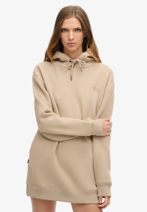 Beige hoodie met een ontspannen pasvorm, een trekkoord en ribgebreide manchetten; heeft subtiele branding op de voorkant en een gladde textuur.