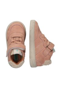 Zapatillas altas de ante rosa con un suave forro de piel, puntera redonda, cierre de cordones y correa, y suela de goma texturizada.