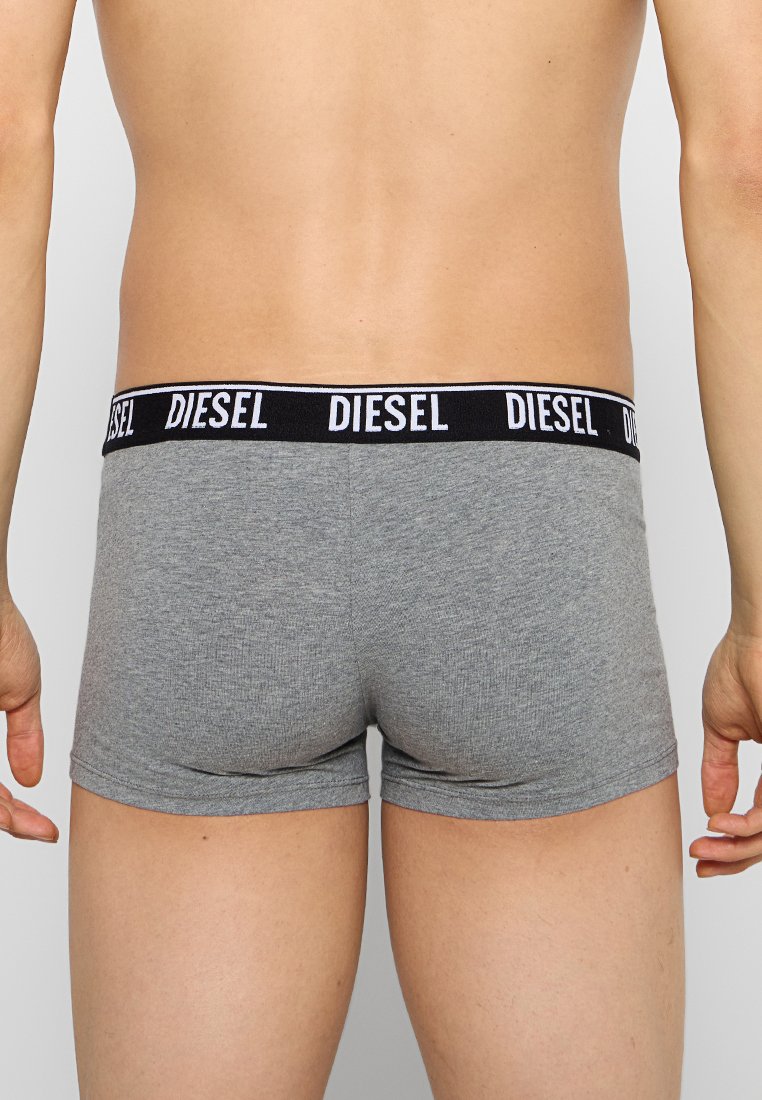 Boxers en coton gris avec une ceinture noire arborant le nom de la marque "DIESEL" en blanc. Le tissu a une texture lisse.
