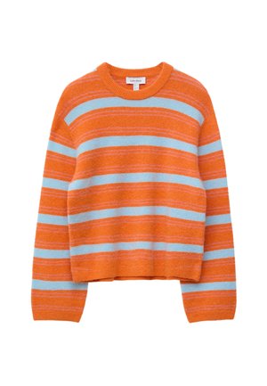 Oranger Strickpullover mit horizontalen hellblauen und dünnen rosa Streifen, Rundhalsausschnitt und langen Ärmeln.