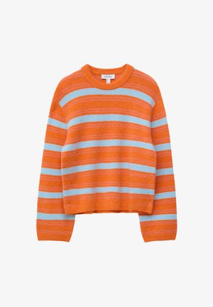 Maglione arancione lavorato a maglia con strisce orizzontali azzurre chiare e sottili rosa, collo rotondo e maniche lunghe.