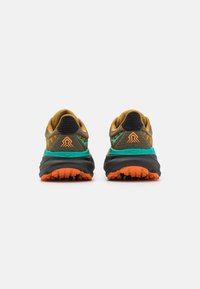HOKA CHALLENGER 7 - Běžecké boty do terénu - honey/black