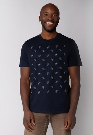 Navyblauwe katoenen T-shirt met een herhaald grijs fietsprintpatroon, ronde halslijn en korte mouwen.