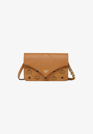 Tan läder crossbody-väska med lockstängning, prydd med svarta logotyper och geometriska mönster. Kedjestrapparen och den släta texturen ger extra detaljer.