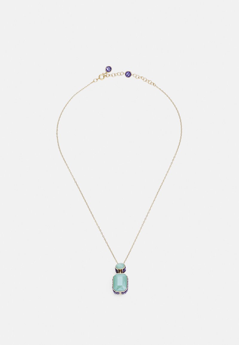 Colar de ouro com um pendente retangular em teal e um pequeno destaque redondo em teal, com sutis acentos roxos e uma corrente delicada.