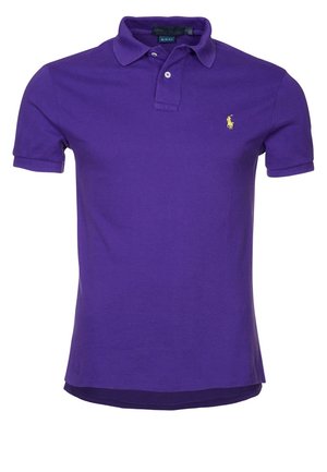 Fioletowa koszulka polo z bawełny, z kołnierzykiem na trzy guziki, krótkimi rękawami oraz małym żółtym logo na lewej piersi.