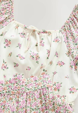 Blumenkleid aus leichtem Stoff mit weißem Hintergrund und kleinen rosa und grünen Blumenmustern, elastischem Rüschenausschnitt und -bund.