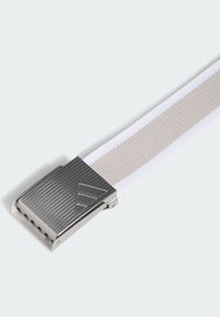 Ceinture blanche à sangle tissée avec une boucle métallique argentée affichant une texture côtelée et un logo gravé. La sangle comporte une bande beige courant sur toute sa longueur.