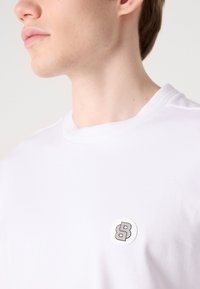BOSS TEE - Jednoduché tričko - white