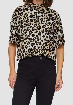 Korte mouw top met luipaardprint in zachte stof, met een losse pasvorm en een hoge hals, gecombineerd met aangesloten zwarte broek.