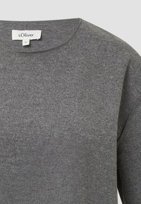 Grauer Strickpullover mit Rundhalsausschnitt, aus weichem Stoff gefertigt, mit einer einfachen, einheitlichen Textur und minimalen Details.