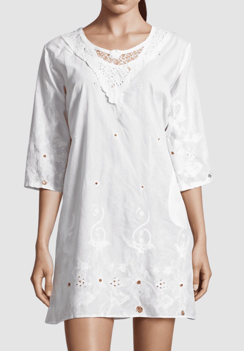 Vestido blanco con escote de encaje, mangas 3/4, bordado floral y un detalle de botones en el dobladillo, hecho de una tela ligera.