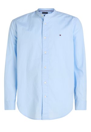 Chemise bleu clair à manches longues avec col mao, boutonnage frontal et petit logo sur la poitrine. Tissu lisse et uni.