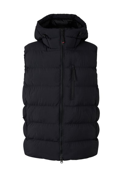 Černá vycpaná vesta s kapucí, která má přední zip, vertikální kapsu na zip a hladký, matný povrch. Texturovaný prošívaný design.