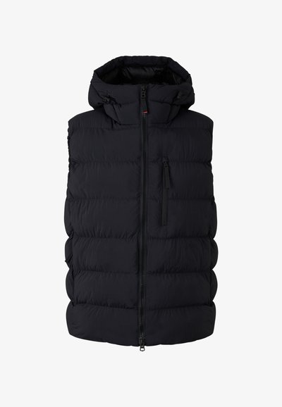 Černá vycpaná vesta s kapucí, která má přední zip, vertikální kapsu na zip a hladký, matný povrch. Texturovaný prošívaný design.