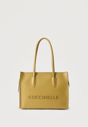 Gul skinnveske med doble håndtak og preget "COCCINELLE"-logo på forsiden, enkelt hvitt bakgrunn.