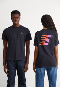 Salomon FURIOUS TEE UNISEX - Trükipildiga T-särk - deep black