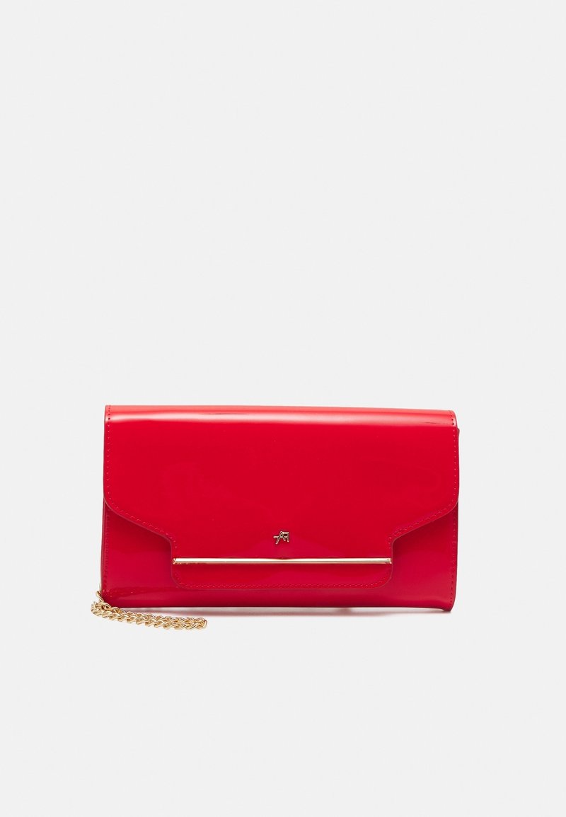 Pochette en cuir verni rouge avec une fermeture à rabat, dotée d'un accent en métal doré et d'une bandoulière en chaîne pour le transport. Fini lisse et design épuré.