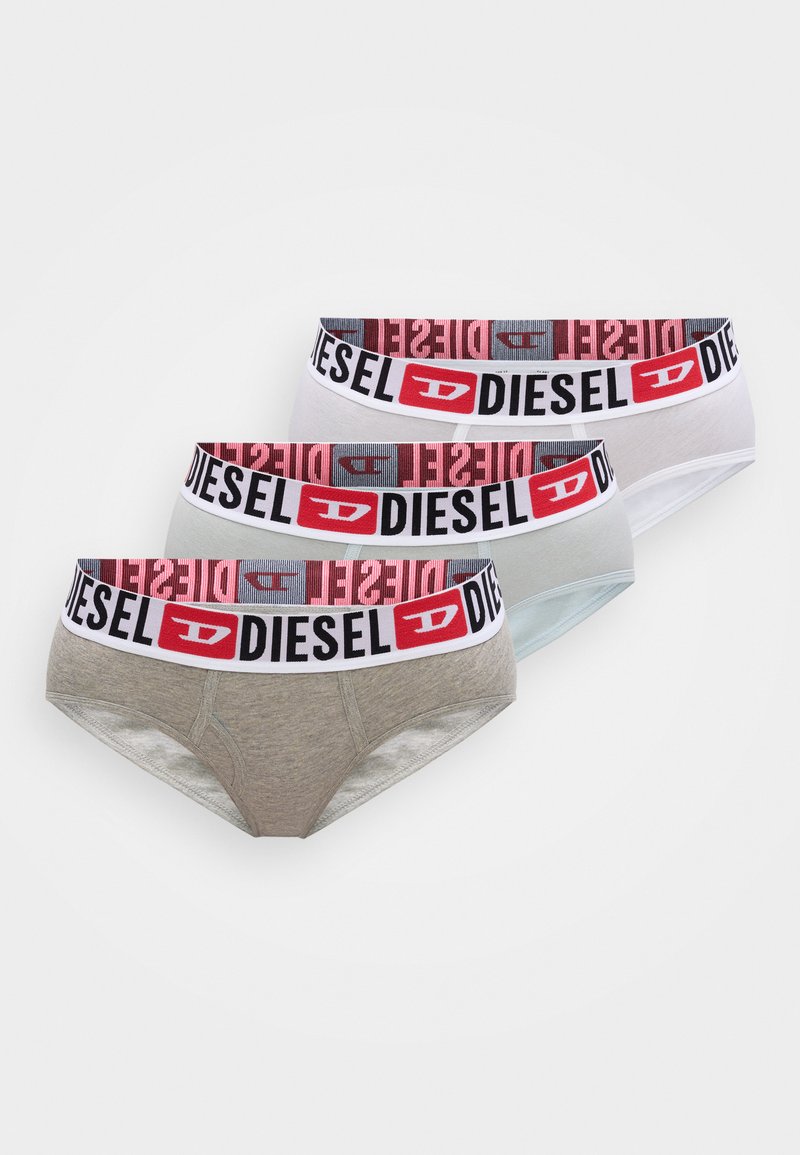 Drei Damenunterhosen in Grau, Weiß und Mintgrün. Jede hat einen auffälligen schwarzen und roten „DIESEL“-Logobund.