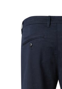 Marineblauwe broek van een gestructureerde stof, met een achterzak met een knoopsluiting en ceintuurlussen bij de taille.