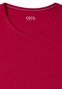 Czerwona koszulka z krótkim rękawem i okrągłym dekoltem. Gładki, elastyczny materiał. Zawiera metkę z nazwą marki "CECiL" w srebrnym kolorze.
