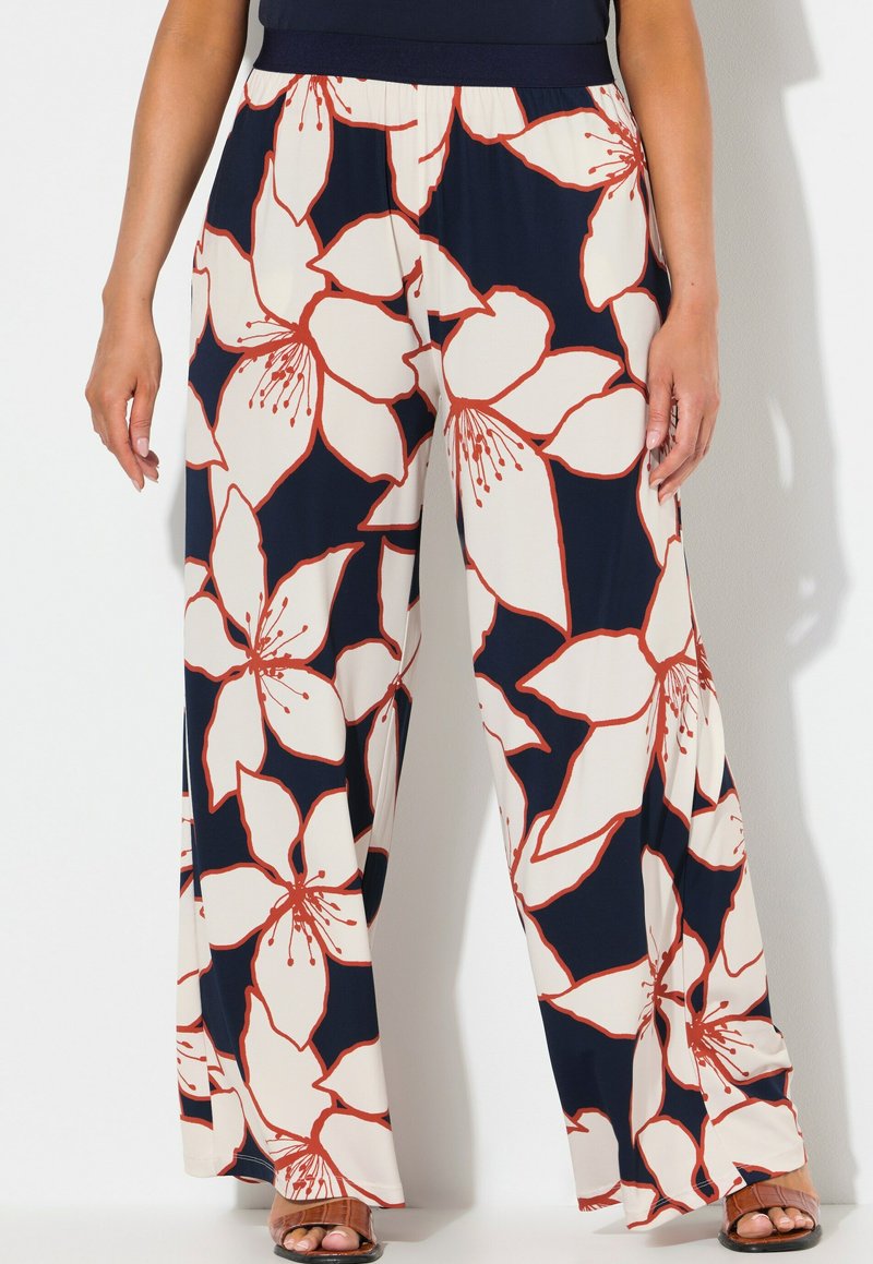 Široké kalhoty v květinovém vzoru s námořnickou modrou, krémovou a rezavou barvou. Vyrobeny z lehké tkaniny s elastickým pasem a hladkým povrchem.