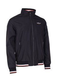 Zwarte jas met rits en opstaande kraag, twee ritszakken aan de zijkant en gestreepte boorden en zoom in wit en oranje.