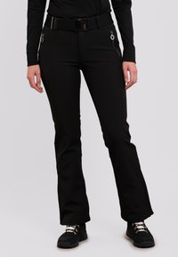 Schwarze Hose mit figurbetontem Design, ausgestattet mit seitlichen Taschen mit Reißverschlüssen, einem breiten schwarzen Gürtel und einem leichten Ausschlag am unteren Ende.