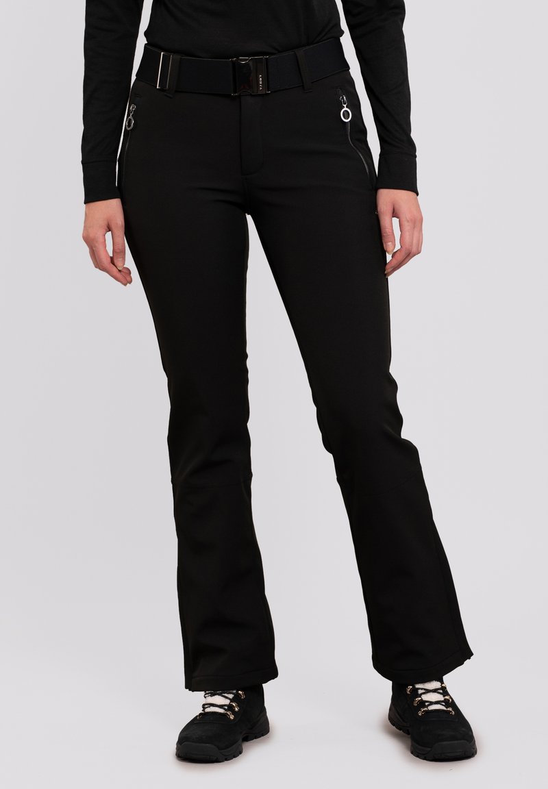 Schwarze Hose mit figurbetontem Design, ausgestattet mit seitlichen Taschen mit Reißverschlüssen, einem breiten schwarzen Gürtel und einem leichten Ausschlag am unteren Ende.