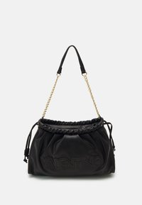 Bolso de mano Valentino de cuero suave negro con parte superior fruncida, cadena dorada y asa negra, y logotipo grabado en el frente.
