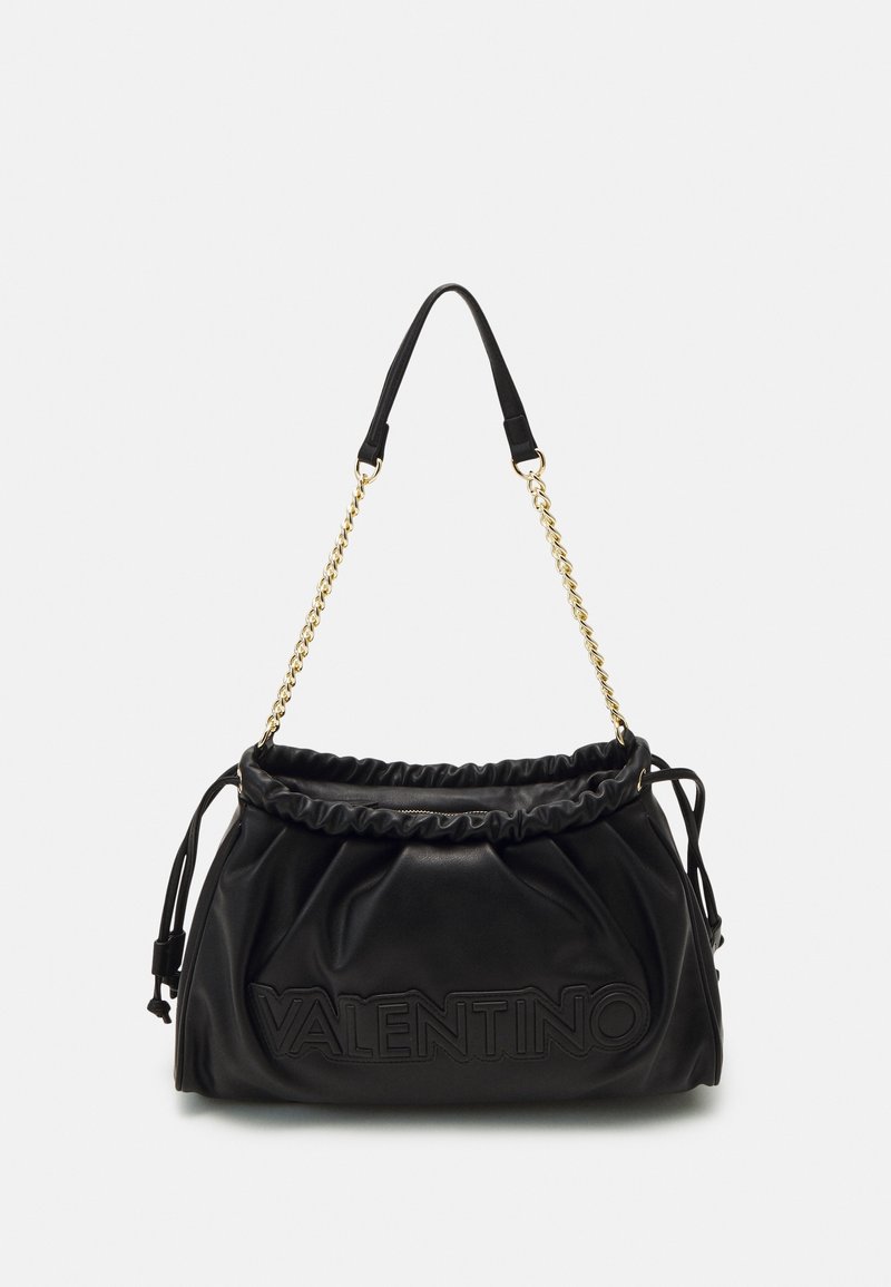 Bolso de mano Valentino de cuero suave negro con parte superior fruncida, cadena dorada y asa negra, y logotipo grabado en el frente.