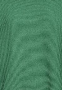 Tissu tricoté vert avec un motif côtelé texturé, présentant une couleur uniforme et un matériau doux. Aucun élément métallique ou accent notable visible.