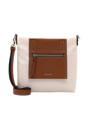 Sac bandoulière carré crème avec poche avant marron et sangle réglable assortie avec fermeture éclair argentée et détails métalliques.