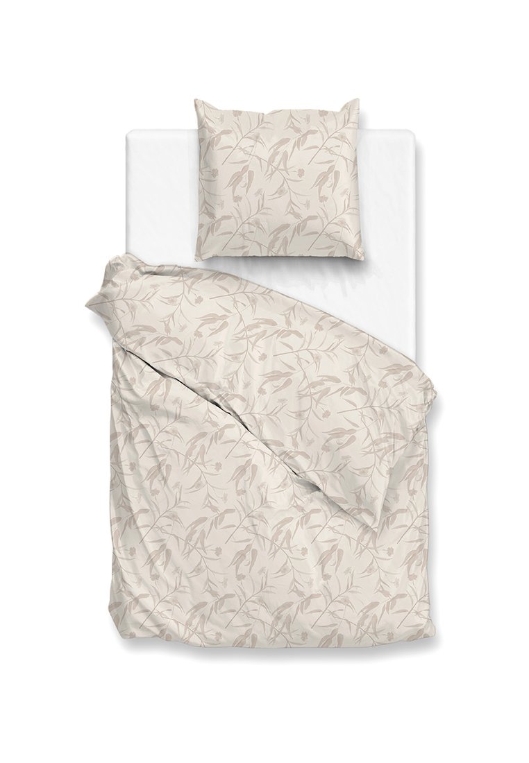 Bettwäsche-Set aus hellem beigen Stoff mit einem Blattmuster. Enthält ein Bettlaken, einen Bettbezug und einen Kopfkissenbezug. Glatte Textur.