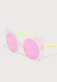 Στρογγυλοί ροζ καθρεφτίζοντες φακοί με διαφανή, γκλίτερ, cat-eye πλαίσια και νεον κιτρινά μπράτσα, το ένα με ετικέτα "BILLIEBLUSH" σε ροζ.