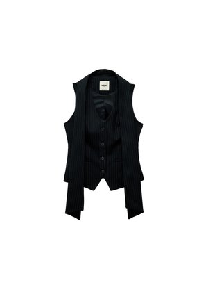 Chaleco sin mangas a rayas negras con cuatro botones y bajo puntiagudo, con largas tiras de tela colgando en la parte delantera.