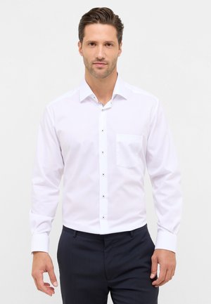 Witte overhemd met lange mouwen, button-down kraag, voorzak en decoratieve knopen. Draagt bij donkere broeken, gladde stofstructuur.