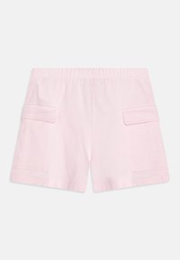 Shorts en coton rose clair avec une taille élastique, dotés de deux poches cargo latérales et d'une texture lisse.