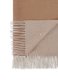 Braun-beige Kaschmir-Mischschal mit fransigen Kanten und einem kleinen goldenen Akzent, weicher Textur und gefaltetem Design.