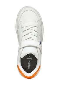 Baskets blanches avec une tige texturée, un design à lacets, une lanière en velcro et un accent orange au niveau du talon. Semelle intérieure respirante marquée "GEOX."