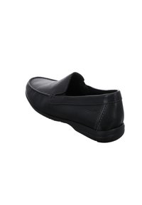 Zwarte leren instapper met een ronde neus, slip-on ontwerp, gestikte accenten en een low-profile rubberen zool. Gladde textuur, minimale details.