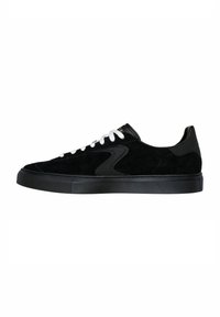 Sneaker nera in suede con un'accents in pelle nera liscia, lacci bianchi e suola in gomma nera testurizzata. Presenta un design elegante e a profilo basso.
