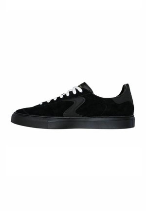Sort ruskinds sneakers med en glat sort læderdetalje, hvide snørebånd og en tekstureret sort gummisål. Har et elegant, lavprofil design.